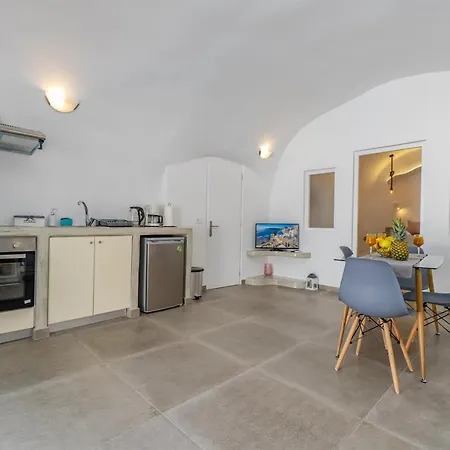 Cally Cave House Fira (Santorini)